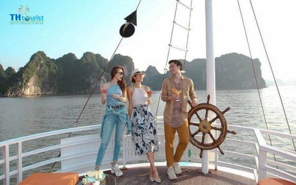 Đảo Titop, một điểm đến không thể bỏ qua khi du ngoạn Vịnh Hạ Long, mang đến cho du khách trải nghiệm tuyệt vời với vẻ đẹp thiên nhiên kỳ vĩ.