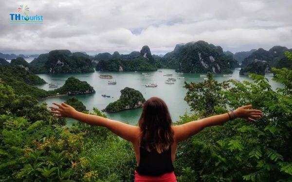 Khi tắm biển, chỉ nên bơi trong khu vực được chỉ định, không bơi quá xa bờ.Đối với hoạt động leo núi, nên đi theo nhóm và mang giày thể thao để tránh trơn trượt. Luôn tuân theo hướng dẫn của hướng dẫn viên để đảm bảo an toàn