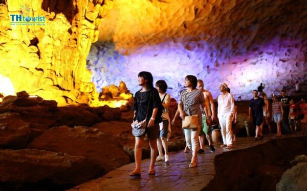 Nằm sâu trong lòng Di sản thiên nhiên thế giới Vịnh Hạ Long, hang Sửng Sốt hiện lên như một bức tranh kỳ vĩ, một tuyệt tác thiên nhiên khiến bất kỳ ai đặt chân đến cũng phải ngỡ ngàng.