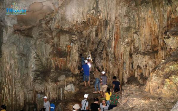 Hang Sửng Sốt, một trong những điểm đến hấp dẫn nhất tại Vịnh Hạ Long, luôn thu hút đông đảo du khách trong và ngoài nước. Để giúp bạn có một chuyến tham quan hang Sửng Sốt thật trọn vẹn và đáng nhớ, chúng tôi xin gửi đến bạn hướng dẫn du lịch chi tiết từ A đến Z, bao gồm cách di chuyển, kinh nghiệm tham quan, các tour phổ biến và những điều cần lưu ý.