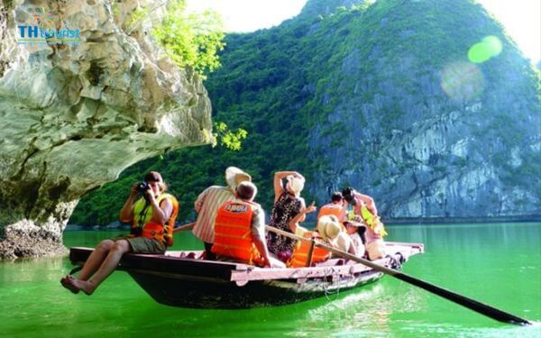 Vì địa hình trong hang có nhiều bậc thang và lối đi không bằng phẳng, giày dép thể thao là lựa chọn lý tưởng. Chúng sẽ giúp bạn di chuyển dễ dàng và an toàn hơn, tránh bị trơn trượt.