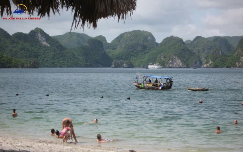 Trải nghiệm bơi ở Vịnh Hạ Long – Hòa mình vào vẻ đẹp thiên nhiên