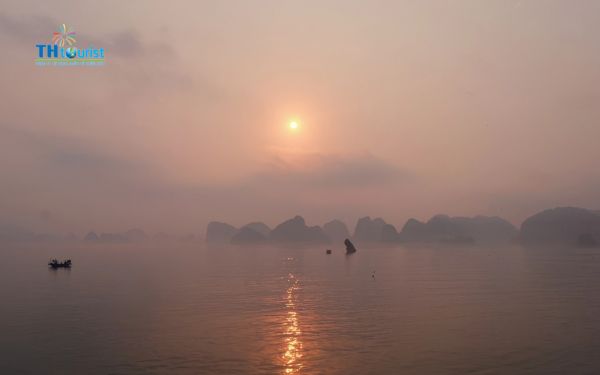 Bình minh trên Vịnh Hạ Long