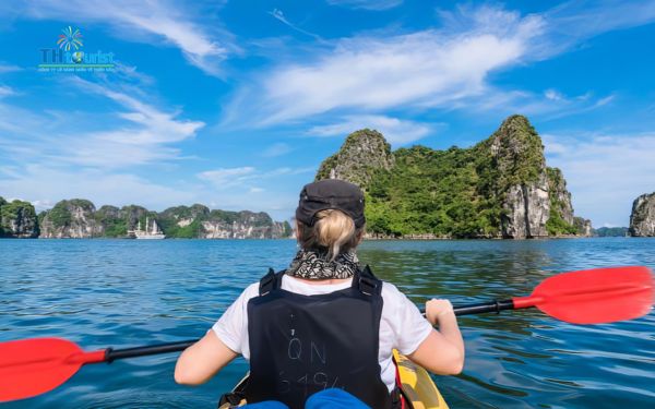 Chèo thuyền kayak ở Vịnh Hạ Long