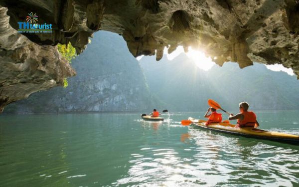 Chèo thuyền kayak ở Vịnh Hạ Long hoàn toàn an toàn