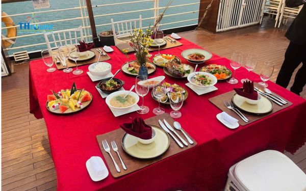 Có thể mang rượu hoặc đồ ăn nhẹ lên du thuyền không?