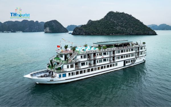 Đảo Tuần Châu nằm ở phía tây nam thành phố Hạ Long thuộc tỉnh Quảng Ninh