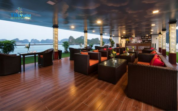 Thưởng trà và ngắm bình minh trên boong tàu