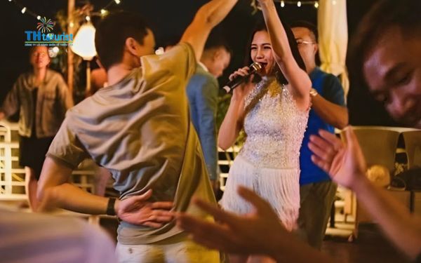 Du thuyền Vịnh Hạ Long có karaoke hoặc quán bar không?