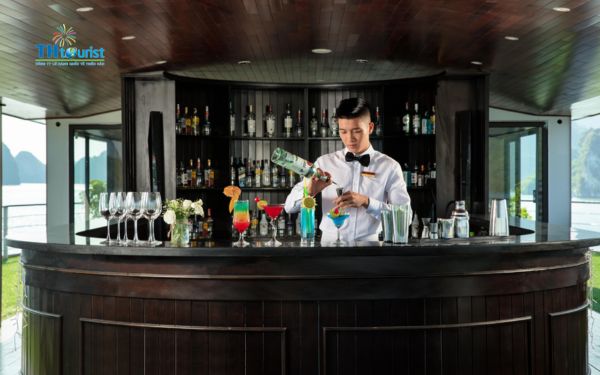 Du thuyền Vịnh Hạ Long có quầy bar