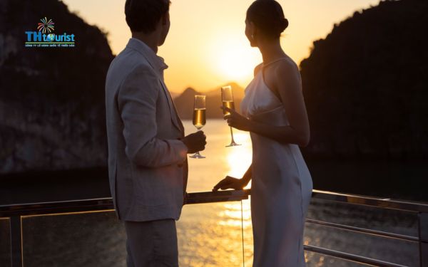 Quầy bar trên sân thượng với tầm nhìn toàn cảnh