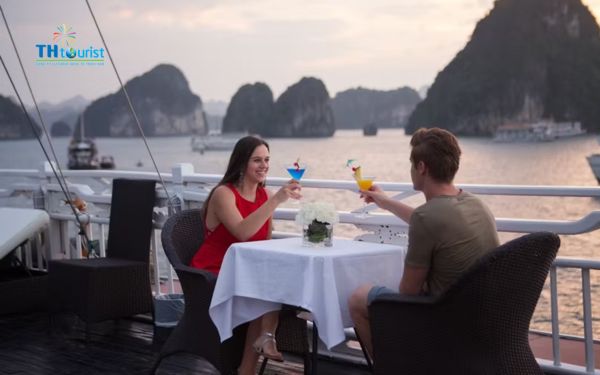 Kinh nghiệm chọn du thuyền Vịnh Hạ Long có quầy bar và karaoke