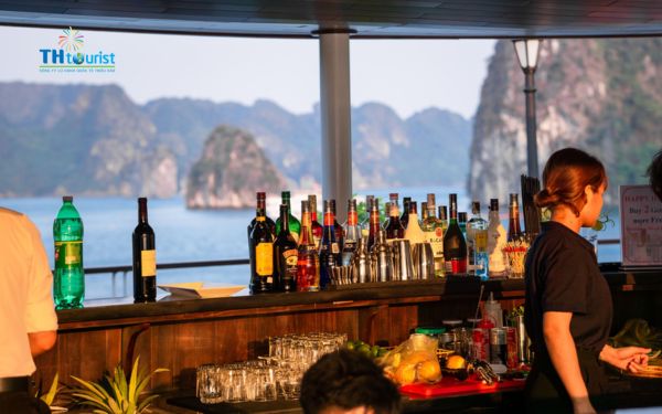 Một số lưu ý khi tham gia dịch vụ du thuyền Vịnh Hạ Long có karaoke và quầy bar