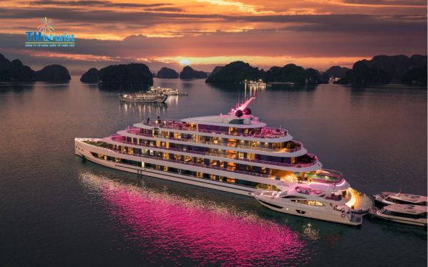 Vịnh Hạ Long về đêm mang đến khung cảnh tĩnh lặng