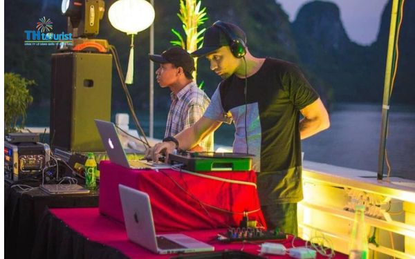 Thư giãn tại quán bar ven biển và rooftop view vịnh