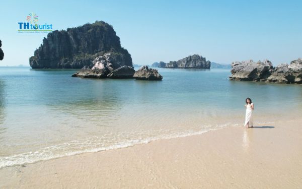 Bãi Cháy có bãi tắm rộng và nước biển trong xanh