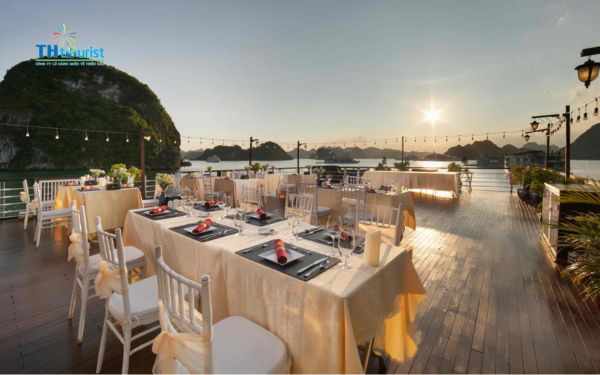 Du thuyền có dịch vụ ẩm thực riêng tư cao cấp